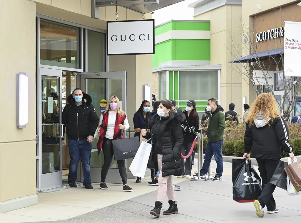 People line up at the Toronto Premium Outlets mall on Black Friday for shopping sales during the COVID-19 pandemic in Milton, Ont., Nov. 27, 2020. (The Canadian Press/Nathan Denette)