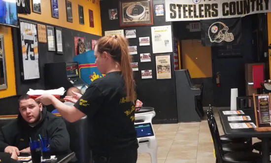 Robot Assists With Serving Duties at Florida Restaurant