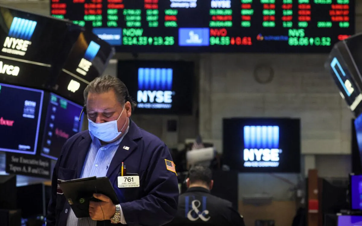Traders work on the floor of the New York Stock Exchange (NYSE) in New York, on Jan. 26, 2022. (Brendan McDermid/Reuters)