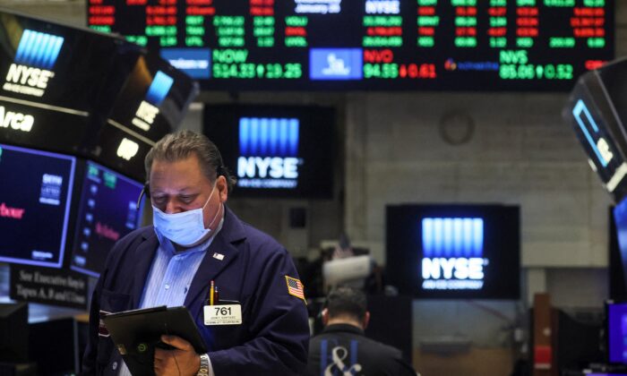 Traders work on the floor of the New York Stock Exchange (NYSE) in New York, on Jan. 26, 2022. (Brendan McDermid/Reuters)