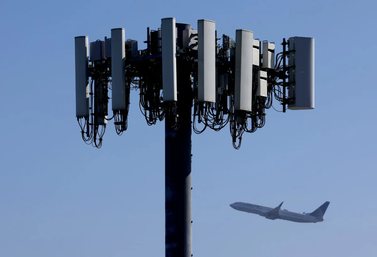 An airplane flies near a cellular tower as it takes off from San Francisco International Airport on Jan. 19, 2022. (Justin Sullivan/Getty Images)