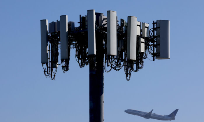 An airplane flies near a cellular tower as it takes off from San Francisco International Airport on Jan. 19, 2022. (Justin Sullivan/Getty Images)