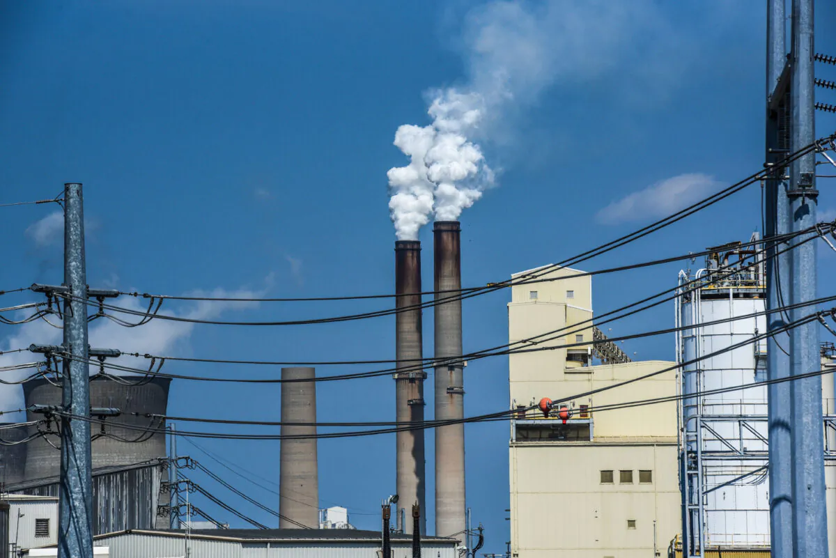 The emissions from a power plant are seen on in Cheshire, Ohio, on Sept. 11, 2019. (Stephanie Keith/Getty Images)