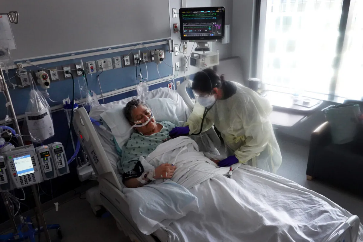 A COVID-19 patient receives treatment at Rush University Medical Center in Chicago, Ill., on Jan. 31, 2022. (Scott Olson/Getty Images)