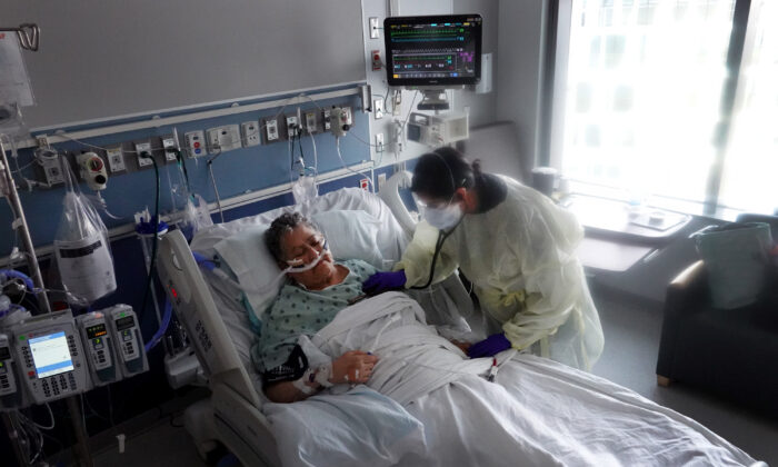A COVID-19 patient receives treatment at Rush University Medical Center in Chicago, Ill., on Jan. 31, 2022. (Scott Olson/Getty Images)