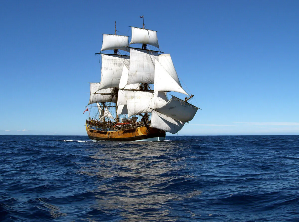Endeavour with sails hoisted at sea. (Stephen Schmidt/Australian National Maritime Museum)