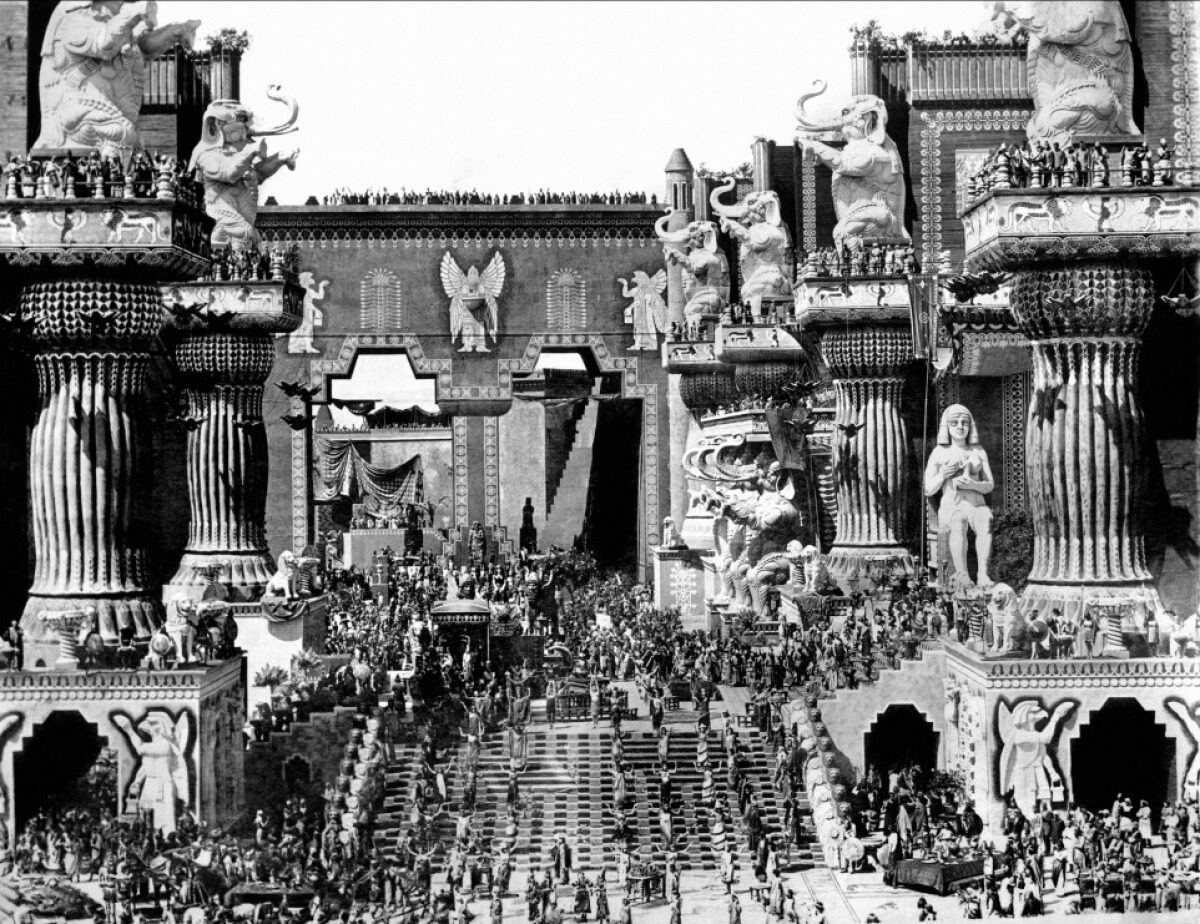 The elaborate scenes for Babylon story included 3,000 lavishly costumed extras and dancers. (MoveStillsDB)