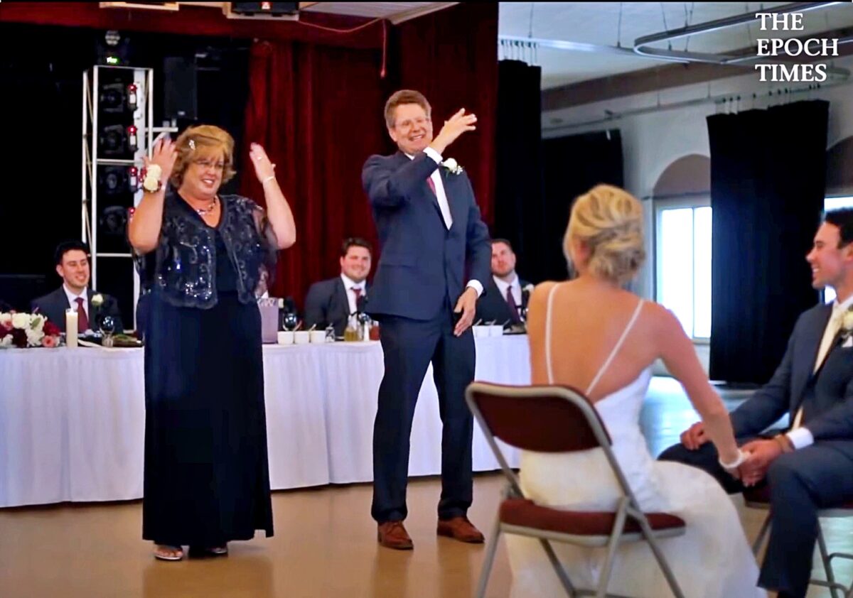 bride-s-parents-sign-the-sweetest-song-to-surprise-the-couple