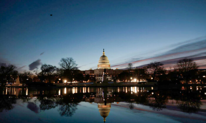 2022 年 1 月 6 日在华盛顿特区的国会大厦倒影池中看到的美国国会大厦。  （安娜摇钱树/盖蒂图片社）
