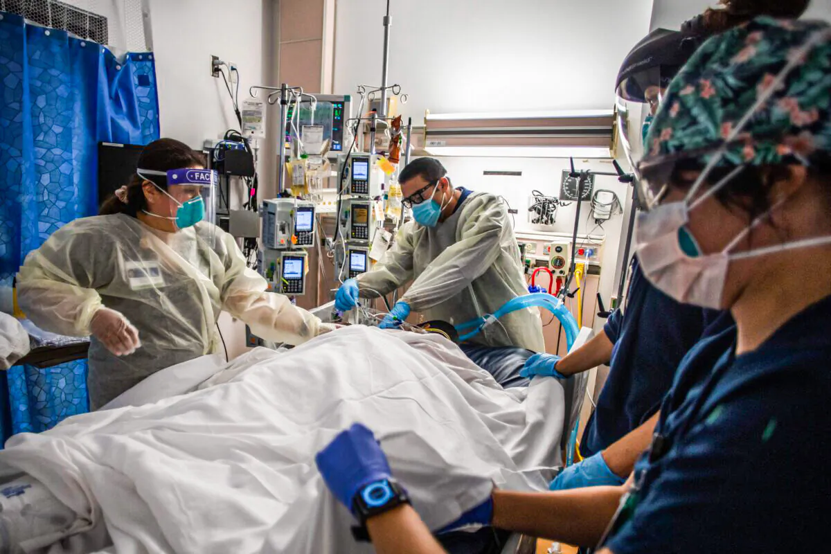 Health care workers attend to a patient with COVID-19 at the Cardiovascular Intensive Care Unit at Providence Cedars-Sinai Tarzana Medical Center in Tarzana, Calif., on Sept. 2, 2021. (Apu Gomes/AFP via Getty Images)