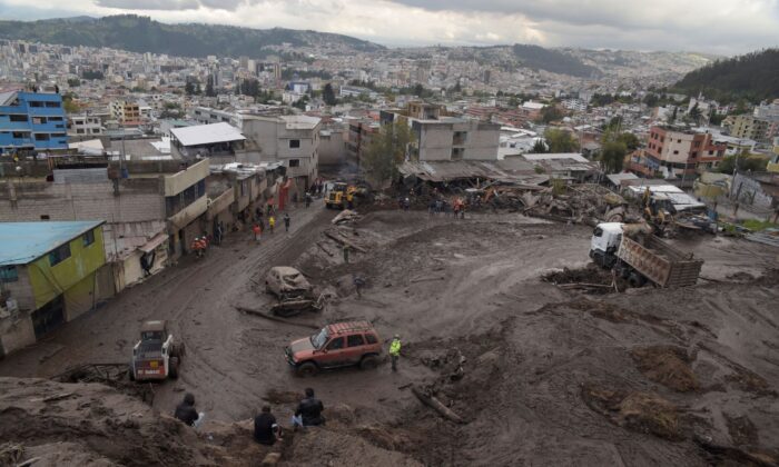 In Quito, Ecuador, on February 1, 2022, heavy rains caused landslides, mud and rocks fell on houses, affecting power supply, and people, soldiers, and rescue workers are helping with cleaning.  (Johanna Alarcon / Reuters)