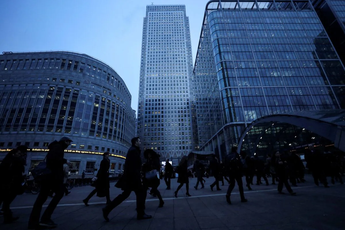Workers walk to work during the morning rush hour in the financial district of Canary Wharf in London, Britain, on Jan. 26, 2017. (Eddie Keogh/Reuters)