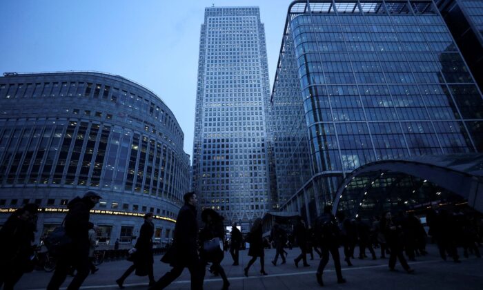 Workers walk to work during the morning rush hour in the financial district of Canary Wharf in London, Britain, on Jan. 26, 2017. (Eddie Keogh/Reuters)