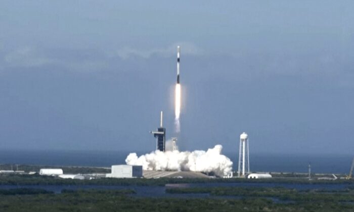 A Falcon 9 rocket carrying a batch of 49 Starlink satellites launched at Kennedy Space Center in Cape Canaveral, Fla., on Jan. 3, 2022, in a still from video. (SpaceX via AP/Screenshot via The Epoch Times)