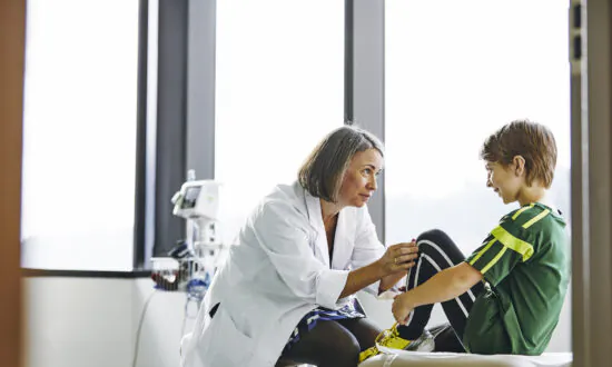 130+ UK Doctors: Failed COVID Policies Caused ‘Massive’ Harm, Especially to Children