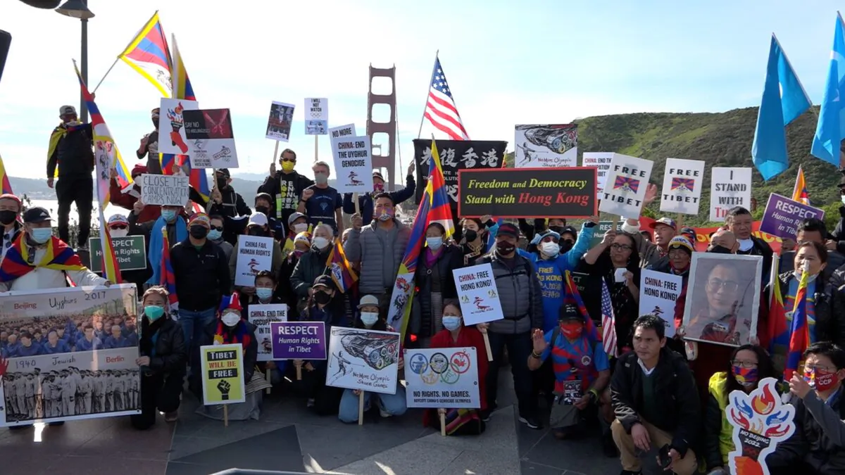 Human rights groups protest the 2022 Beijing Olympics by holding signs near the Golden Gate Bridge in San Francisco on Feb. 3, 2022. (Nancy Han/NTD Television)