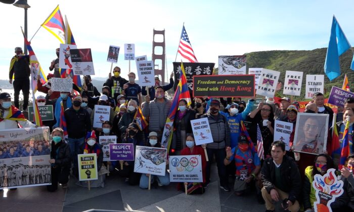 Human rights groups protest the 2022 Beijing Olympics by holding signs near the Golden Gate Bridge in San Francisco on Feb. 3, 2022. (Nancy Han/NTD Television)