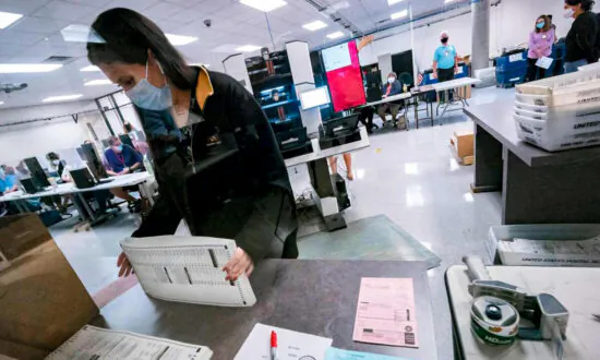 Arizona County Elections Director Quits, Accusing Officials of Politicization