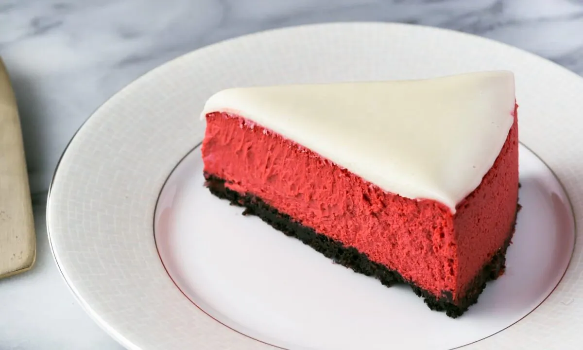 This stunning cheesecake has a chocolate cookie crust, a buttermilk-spiked and cocoa-scented filling, and a white chocolate ganache. (Meleyna Nomura/TNS)