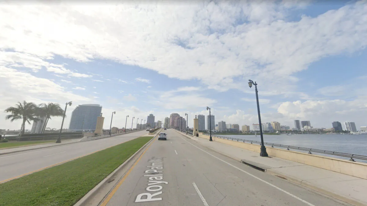 The Royal Park Bridge, a drawbridge connecting Palm Beach to the Florida mainland, in February 2021. (Google Maps/Screenshot via The Epoch Times)