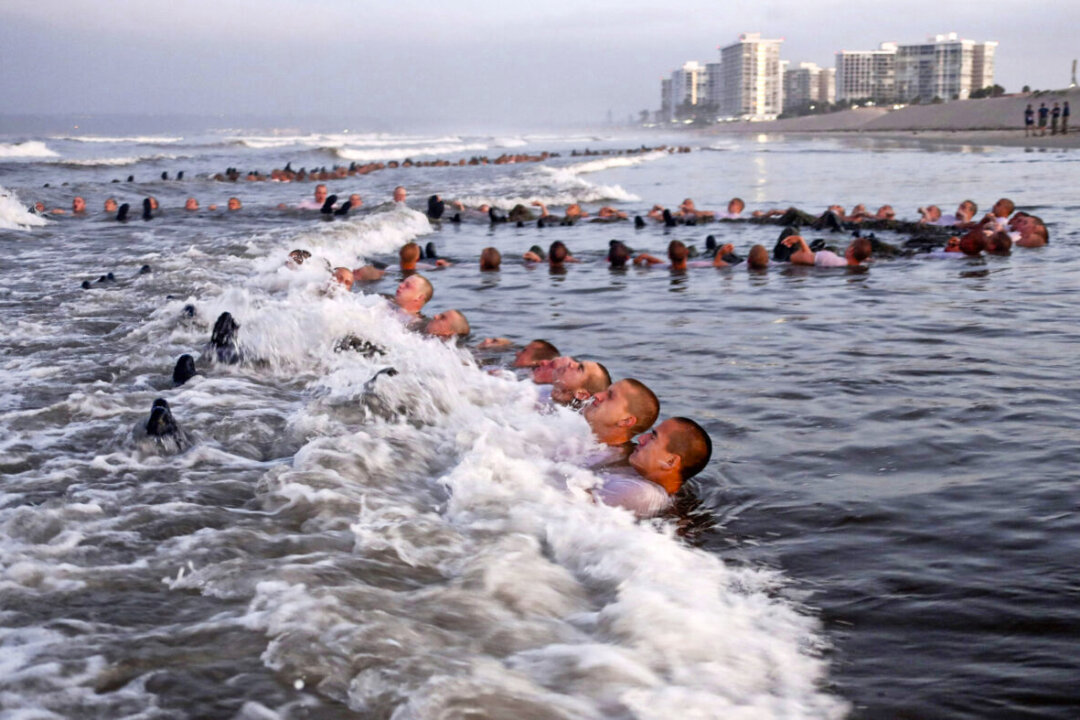 Navy SEAL Candidate Dies, 2nd Hospitalized After ‘Hell Week’