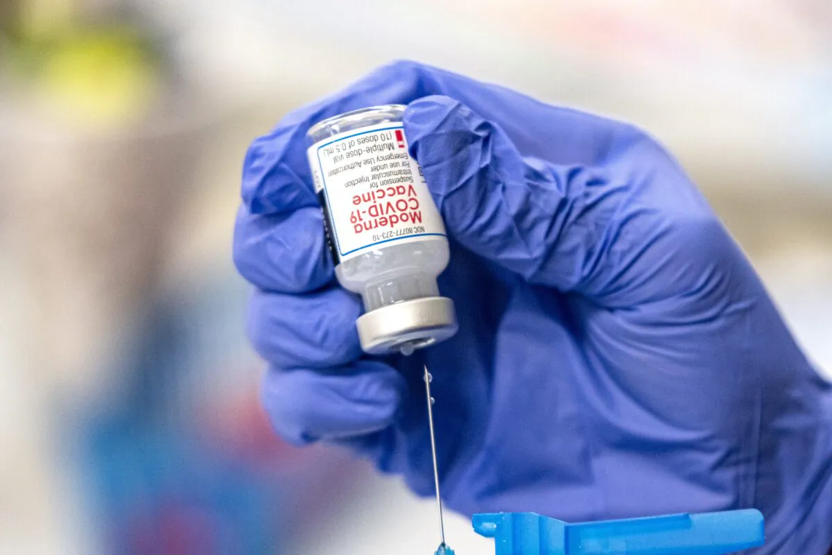 A nurse fills up a syringe with the Moderna COVID-19 vaccine in a file image. (Sergio Flores/Getty Images)