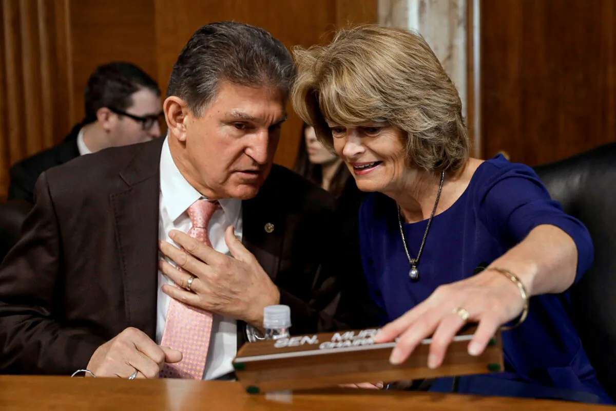 Senators Joe Manchin (D-W.Va.) and Lisa Murkowski (R-Alaska.) chat before a Senate Energy and Natural Resources Committee hearing on Capitol Hill in Washington, on March 28, 2019. (Yuri Gripas/Reuters)