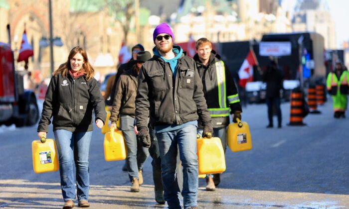 Video: Protesters Walk Around With Empty Fuel Containers After Ottawa Police Threaten Arrest