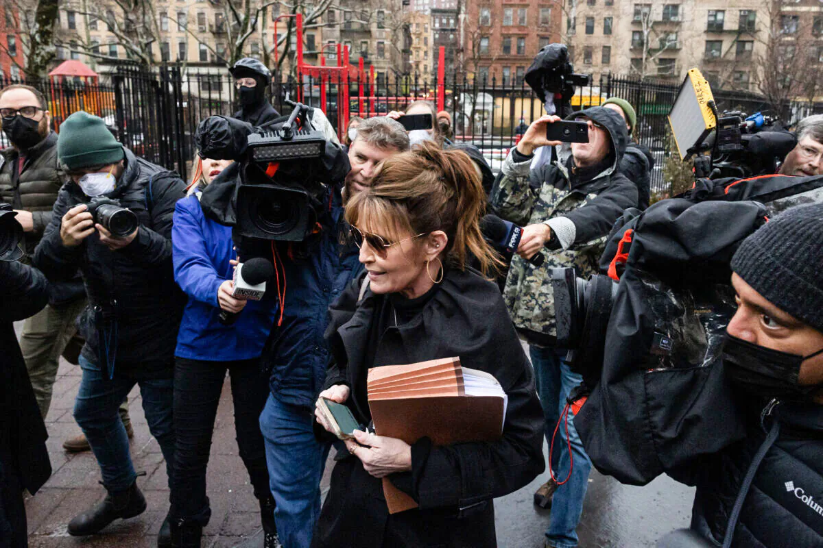 Members of the press surround former Alaska governor Sarah Palin as she leaves the federal court in New York, on February 3, 2022. (Yuki Iwamura/ AFP) 