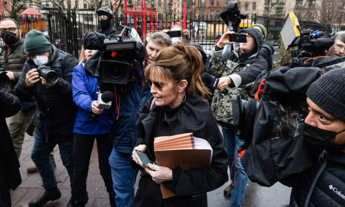 Members of the press surround former Alaska Gov. Sarah Palin as she leaves the federal court in New York, on February 3, 2022. (Yuki Iwamura/ AFP) 