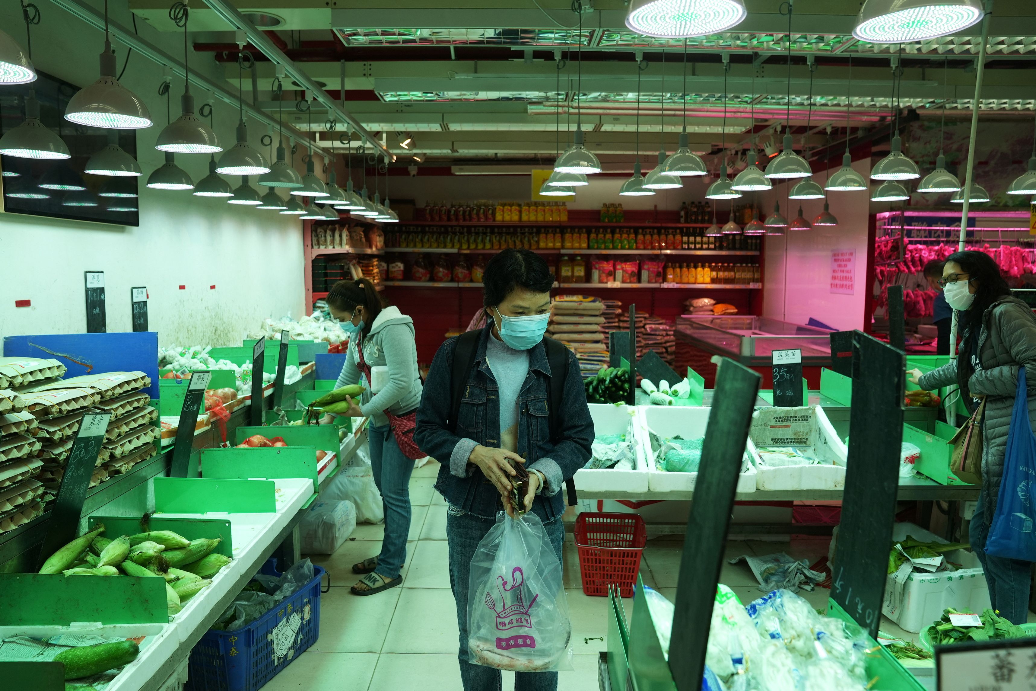 Hong Kong Residents Raid Supermarket Shelves as COVID-19 Surge Disrupts Supplies - Vimarsana News