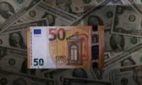 Euro Turns Negative as ECB Confirms Plans to End Bonds Buys