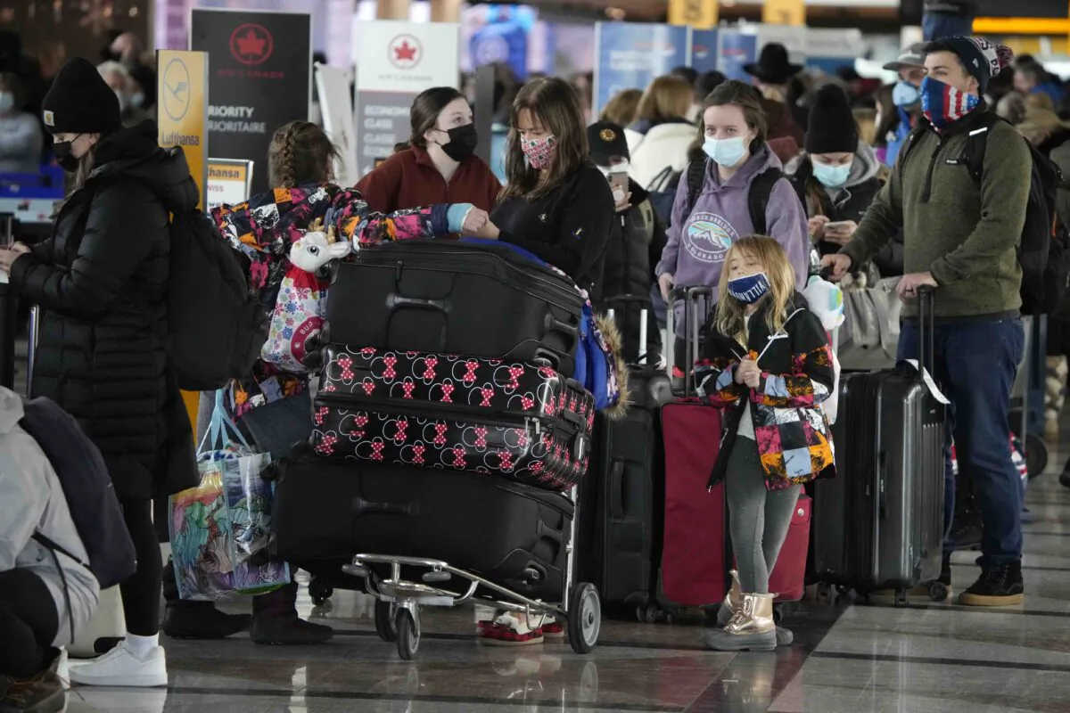 Passengers line up to check in at the Air Canada desk at Denver International Airport on Jan. 3, 2022. (David Zalubowski/AP Photo)