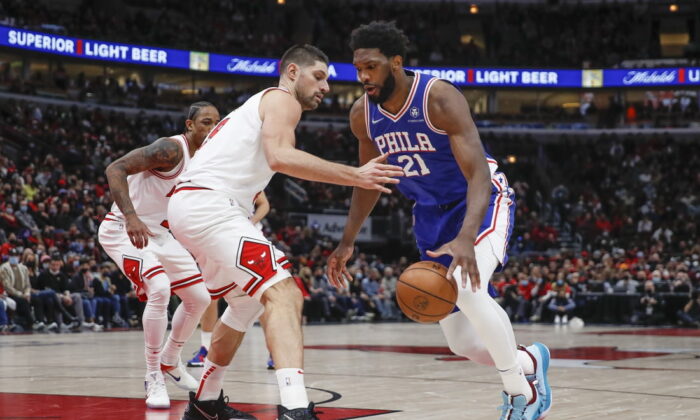 Philadelphia 76ers (C) Joel Embiid (21) drives to the basket against Chicago Bulls (C) Nikola Vucevic (9) during the second half at United Center in Chicago on Feb 6, 2022. (Kamil Krzaczynski/USA TODAY Sports via Field Level Media)