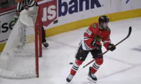 NHL Roundup: Blackhawks Get 2 Hat Tricks in Victory