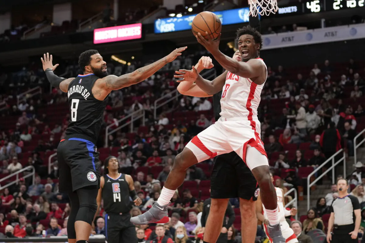 Houston Rockets forward Jae'Sean Tate (Front R) shoots as Los Angeles Clippers forward Marcus Morris Sr. (L) defends during the first half of an NBA basketball game in Houston on Feb. 27, 2022. (Eric Christian Smith/AP Photo)