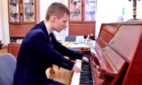 15-Year-Old Plays Piano Beautifully Without Hands