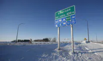 Canadian Convoy Protesters Block US Border Crossing in Manitoba