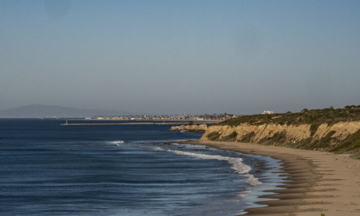 Looking north along Crystal Cove beach in Newport Beach, Calif., on Feb. 10, 2022. (John Fredricks/The Epoch Times)