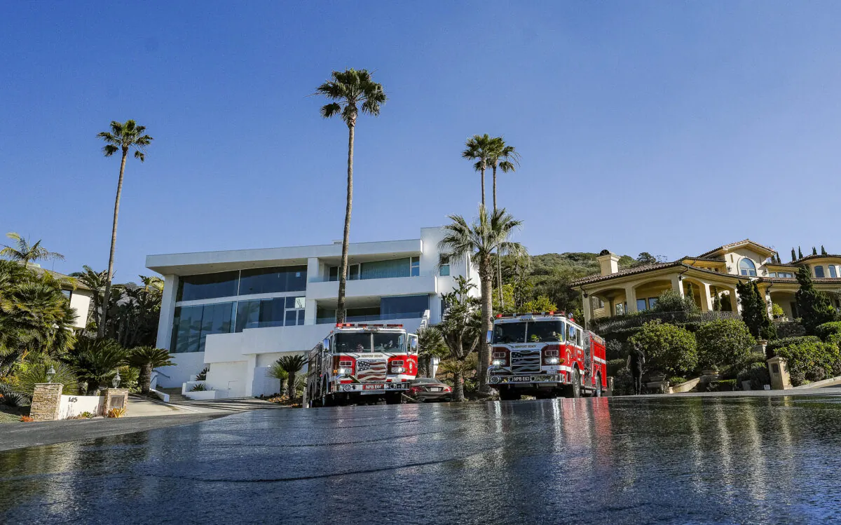 First responders work together in extinguishing the flames of a wildfire near the Irvine Cove neighborhood in Laguna Beach, Calif., on Feb. 10, 2022.(John Fredricks/The Epoch Times)
