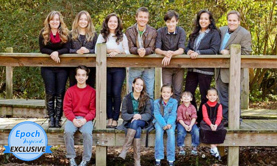 'Brainy Bunch': Parents Homeschool Their 10 Kids With All of Them Graduating High School at 12