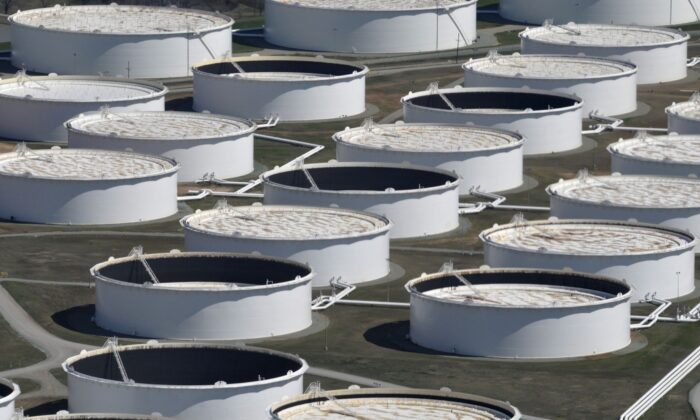 Crude oil storage tanks are seen from above at the Cushing oil hub, appearing to run out of space to contain a historic supply glut that has hammered prices, in Cushing, Okla., on March 24, 2016. (Nick Oxford/Reuters)