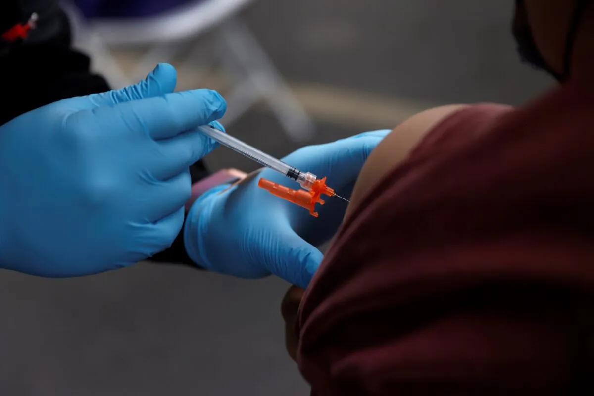 A Pfizer-BioNTech COVID-19 vaccine is administered to a person in Los Angeles, Calif., on Jan. 29, 2022. (Shannon Stapleton/Reuters)