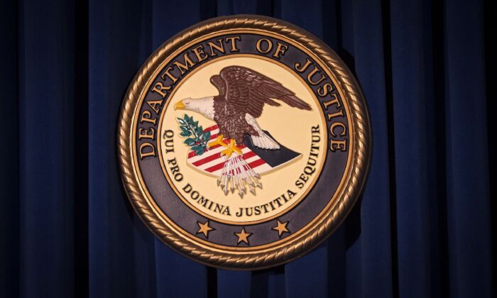 2013 年 12 月 5 日，美国司法部 (DOJ) 的标志出现在纽约的墙上。 (Carlo Allegri/Reuters)