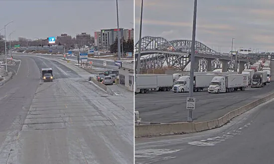 US Truckers Gather Under Border Bridge in Michigan Without Causing Blockade