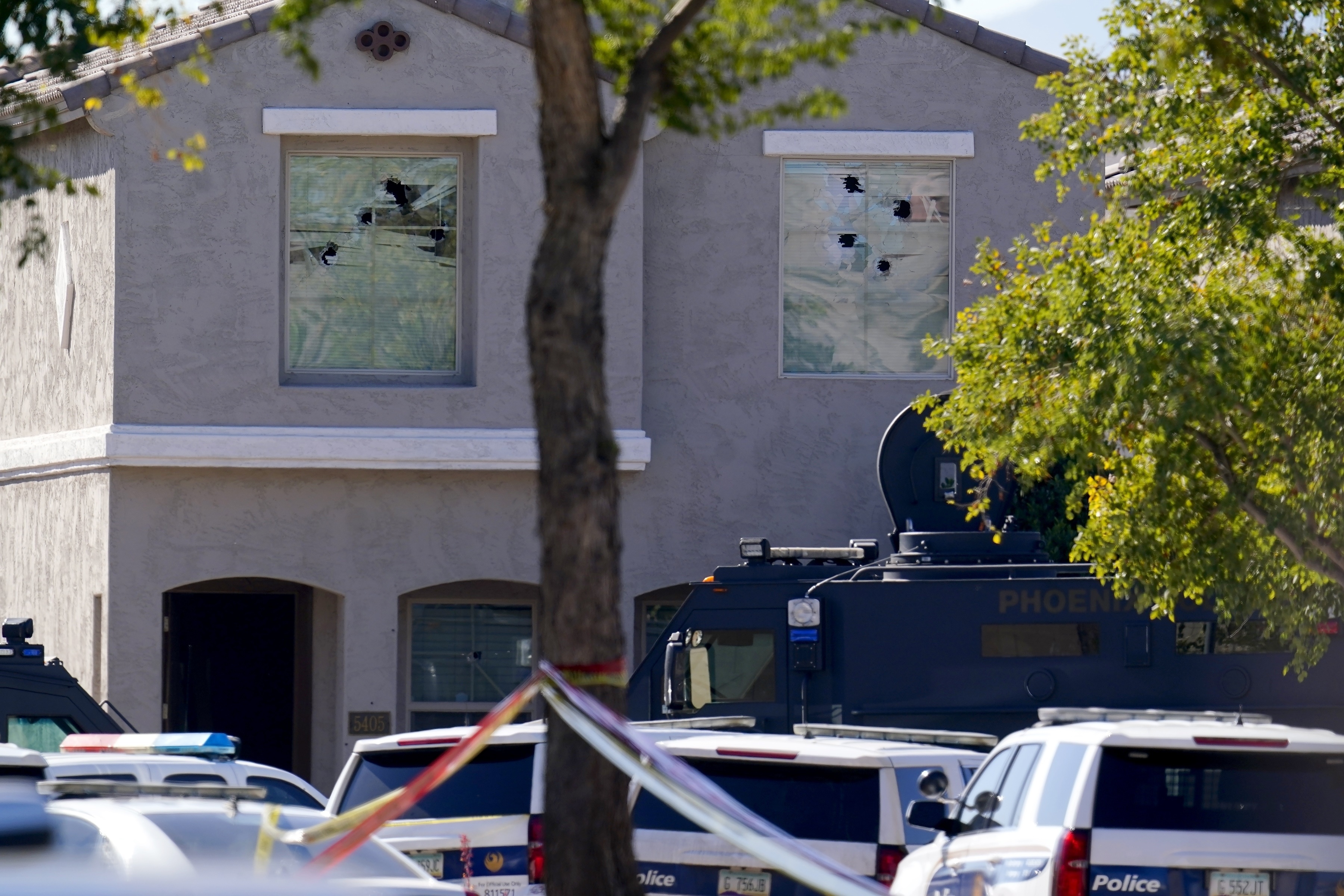 Police Used Shields to Rescue Baby During Phoenix Standoff - Vimarsana News