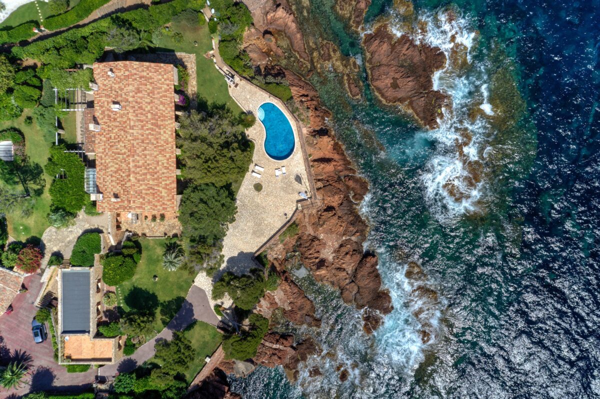 The villa’s unique setting is revealed via a drone shot from above. Sitting at the foot of the Estérel mountain range, directly on the sea, the property is also located right in between Saint-Tropez and Cannes. (Courtesy of Carlton International)