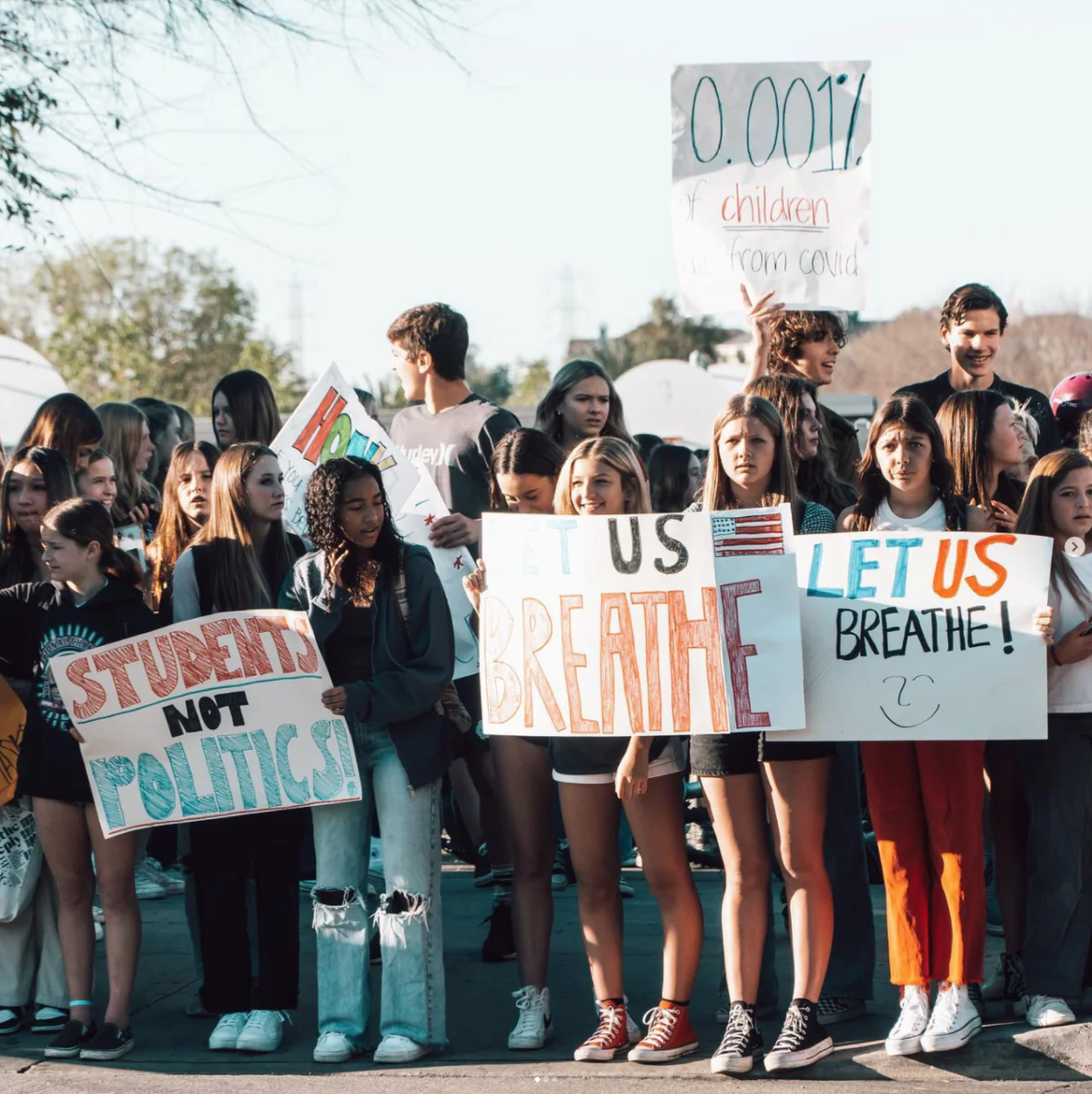 Over 100 students outside Ladera Middle School protested mask mandates early Friday morning on Feb. 11. (Courtesy of Student Mask Choice)