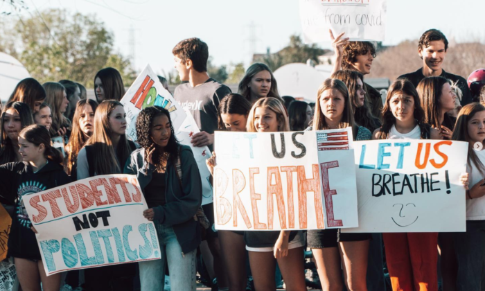 Over 100 students outside Ladera Middle School protested mask mandates early Friday morning on Feb. 11. (Courtesy of Student Mask Choice)