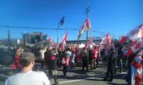 Protesting Vehicles Break Through Police Roadblock at Border Connecting BC and Washington State, Block Access